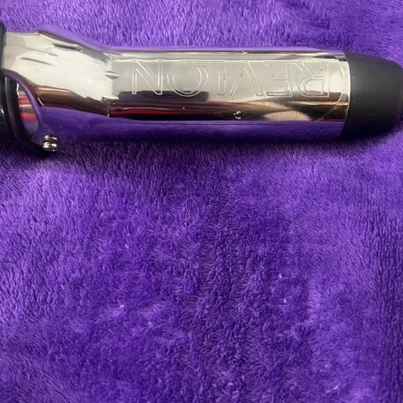 Revlon Accessories - Revlon Curling Iron Model RVIR1004C Adjustable Heat 1.5" 30W - Tested & Working